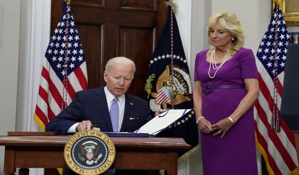 Biden promulga ley bipartidista para reforzar seguridad en el acceso a armas