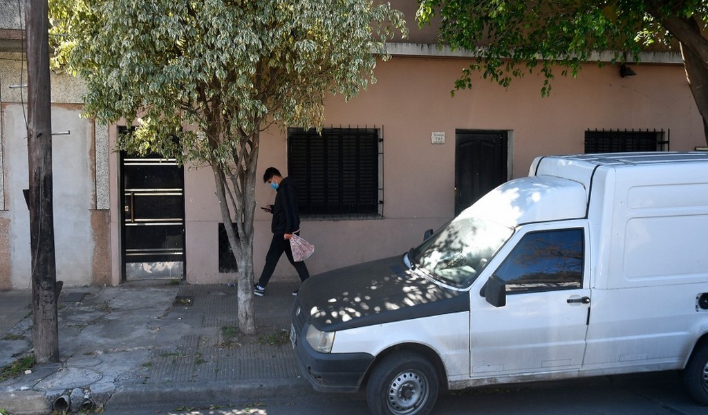 Cien balas, una laptop y documentos en la casa del detenido que atacó a Cristina