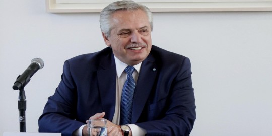 El Presidente encabeza la firma del contrato para desarrollar el lanzador argentino de satélites