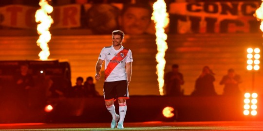 Ponzio recibió el cariño de la gente en su multitudinaria despedida del fútbol