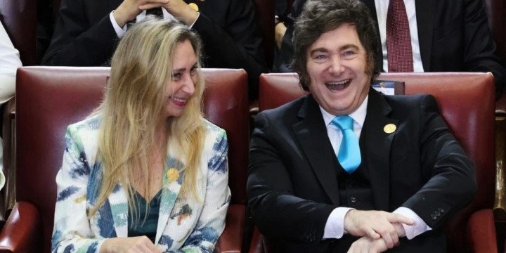 Operativo frustrado de Milei y Karina con Adidas: se tomaron las medidas para posar con camisetas con cuatro estrellas