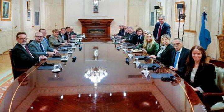 El FMI vuelve al centro del poder en Argentina: el respaldo a Milei reabre el debate sobre la soberanía económica