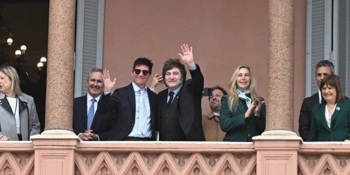 Libertarios felices con Santiago Caputo en el balcón: 