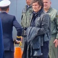 Milei tuvo que suspender la caminata en Ushuaia por protestas y falta de gente