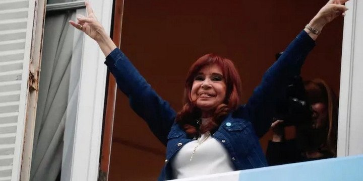 Ordenaron que Cristina vuelva a cobrar la pensión de Néstor Kirchner