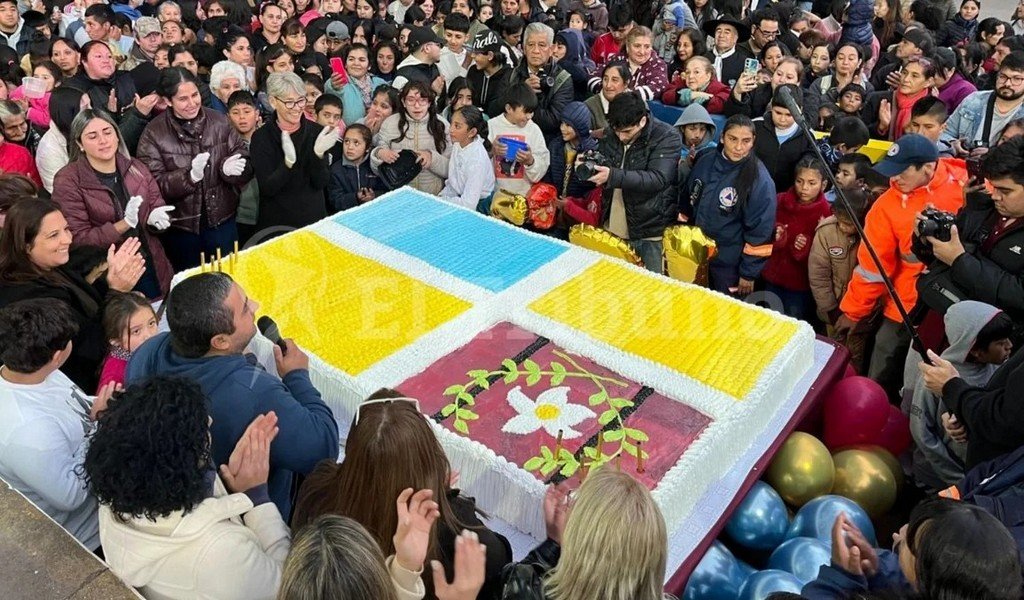 Con una gran fiesta popular y una torta gigante festejaron el cumpleaños de Metán