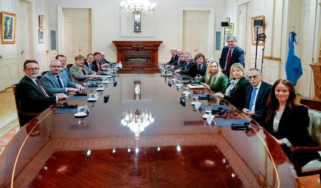El FMI vuelve al centro del poder en Argentina: el respaldo a Milei reabre el debate sobre la soberanía económica