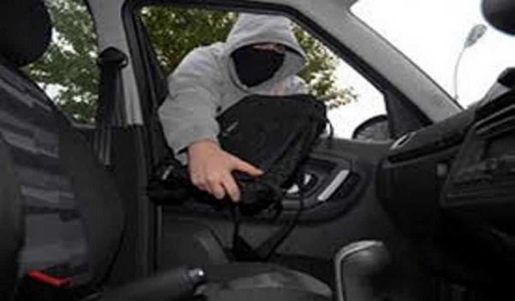 Le robaron una mochila con $680 mil y 100 mil dólares de su camioneta en El Galpón