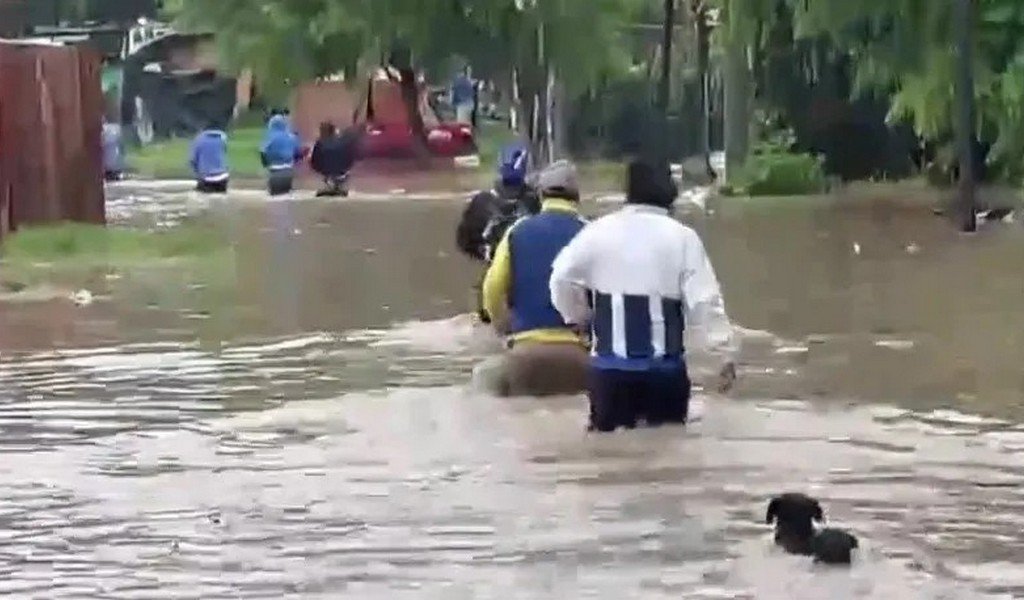 Imágenes desoladoras: La lluvia inundó B° San Francisco Solano y hay decenas de damnificados